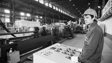 Работой нового стана управляют сразу несколько операторов.