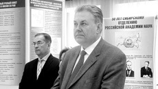 Владимир Ельченко знакомится с экспозицией Выставочного центра СО РАН. Фото Екатерины ПУСТОЛЯКОВОЙ.