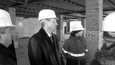 На стройках технопарковой зоны Академгородка Василий Юрченко дал поручение ускорить работы. Фото пресс-службы губернатора и правительства НСО.