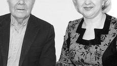 Ирина Анатольевна Степанова, специалист по управлению персоналом Новосибирского региона ЗСЖД, и Дмитрий Митрофанович Бельков — представители разных поколений железнодорожников, но единомышленники по отношению к делу, к истории родной страны. Фото Елены КОСТИНОЙ