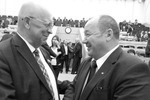 За «социалку» можно не волноваться, заверил Александр Морозов лидера профсоюзов Александра Козлова (слева). Фото Валентины МАЛЬЦЕВОЙ