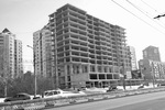 Дом на Красном проспекте строится с 2011 года. Процесс должен был завершиться в 2014 году, но продолжается до сих пор. Фото Виталия МИХАЙЛОВА