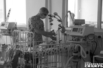 Так в палате интенсивной терапии кормят младенца через катетер. Фото Алексея ТАНЮШИНА и Светланы ФРОЛОВОЙ