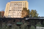 Один из бараков на Телецентре не так давно сгорел. Жильцы пока мыкаются по углам, и сносить это безобразие никто не торопится. Фото Юлии НАЗАРЕНКО