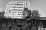 Один из бараков на Телецентре не так давно сгорел. Жильцы пока мыкаются по углам, и сносить это безобразие никто не торопится. Фото Юлии НАЗАРЕНКО