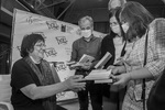 Татьяна Толстая, российская писательница, публицист, телеведущая, внучка писателя Алексея Толстого, после творческой встречи с читателями с удовольствием раздавала автографы. Фото: пресс-служба НГОНБ