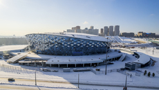 В новом ЛДС приступили к созданию основного ледового поля. Фото: Сергей Ветров