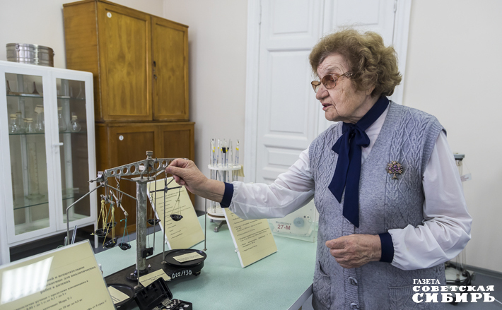 Аптека советского времени была настоящим производством, несколько помещений предназначались для изготовления лекарств: бокс, предбоксник, мойка, стерилизационная, автоклав, ассистентская, несколько комнат для хранения запаса медикаментов и компонентов для их изготовления. «Многое в музее не сохранилось: оборудование, вертушки, тут стояли другие шкафы. Но сотрудники что-то восстановили — вы можете увидеть растворы, например, которые тут раньше делали», — с трепетом рассказывает Павлина Грудцына. Фото: Андрей Заржецкий