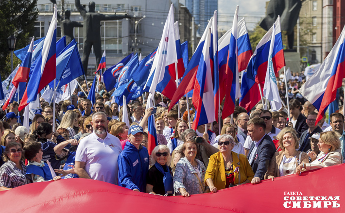  В Новосибирске, в сквере перед НОВАТом, в День флага был развернут масштабный триколор. Фото: Андрей Заржецкий