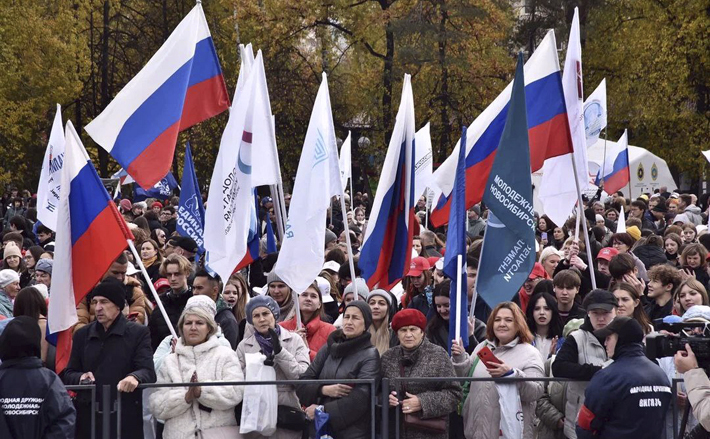 Праздник в Новосибирске собрал более тысячи горожан, в том числе представителей общественных организаций, Т­ОСов и проф­союзов, студентов, ветеранов боевых действий, участников военной спецоперации. Фото: nso.ru