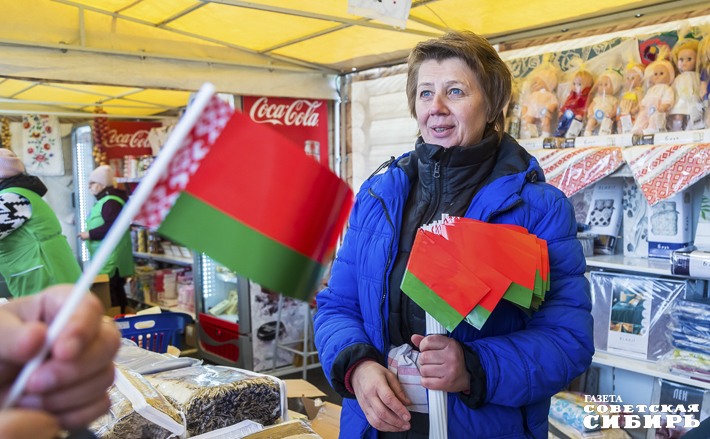 Продукция из Белоруссии пользуется спросом у жителей Новосибирской области, в регионе открываются специализированные торговые объекты по продаже белорусских товаров. На фото ниже губернатор Андрей Травников и  председатель правления «Белкоопсоюза» Инесса Короткевич вместе ознакомились с ассортиментом текущей ярмарки. Фото: Андрей Заржецкий