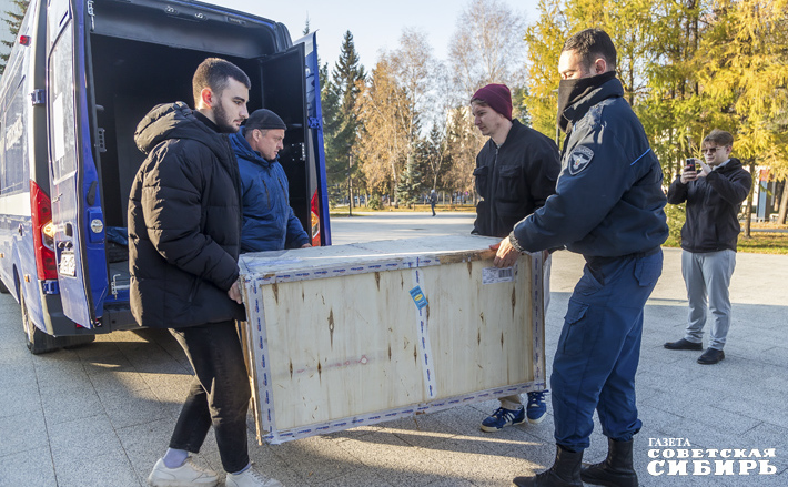 Для того чтобы привезти выставочные экземпляры в Новосибирскую область, был разработан специальный маршрут протяженностью четыре тысячи километров. Экспонаты были упакованы в герметичные ударопрочные кофры. Температура в транспорте не опускалась ниже +15 градусов Цельсия на всем пути следования. Доставку выполнили экипажи регионального управления специальной связи по Новосибирской области. Фото: Андрей Заржецкий