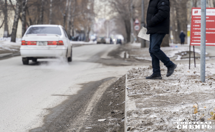 Напомним, в причинах появления пыли в Новосибирске и ее опасности для горожан разбирались ученые Сибирского отделения РАН и СГУПСа. В частности, в 2018 году их выводы говорили о том, что пылевая нагрузка вблизи автомагистралей в 80–100 раз превышает допустимый уровень. Изучили тогда и состав «новосибирской пыли»: 50 процентов — песко-соляная смесь, «которую разбрасывают в зимний период», второй по значению источник пыли — это износ дорог. Грунт из частного сектора и со строек тоже есть, но незначителен в составе. Фото: Андрей Заржецкий