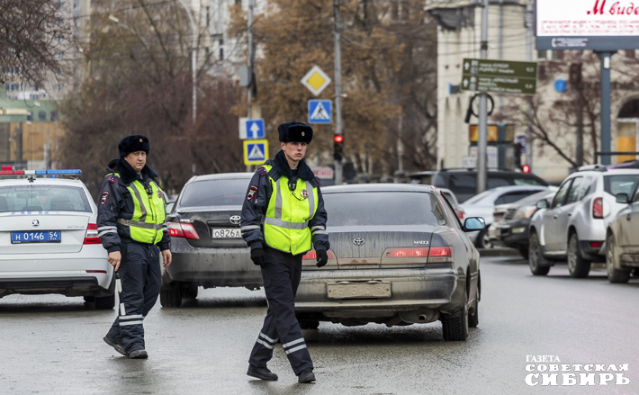 Большегрузам в город в дневное время въезд запрещен, но никого это не останавливает, а Госавтоинспекция не справляется с задачей. Необходимо искать другие пути решения проблемы. Фото: Андрей Заржецкий