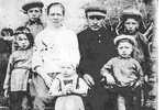 Елена Антоновна и Кондрат Леонтьевич (в центре) с детьми ориентировочно в 1937 году. Фото из семейного архива Комаровских