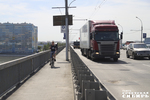 Состояние Димитровского перехода, страшные выбоины до арматуры — в том числе «благодаря» несоблюдению весового режима. Как напомнили в парламенте, на мостовые сооружения заезжает транспорт общей массой 60–70 тонн, что в принципе недопустимо. Фото: Андрей Заржецкий
