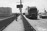 Состояние Димитровского перехода, страшные выбоины до арматуры — в том числе «благодаря» несоблюдению весового режима. Как напомнили в парламенте, на мостовые сооружения заезжает транспорт общей массой 60–70 тонн, что в принципе недопустимо. Фото: Андрей Заржецкий