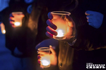 Зажженные свечи в Нарымском сквере стали символичными «маячками» для ребят, которых ищут в настоящее время. Фото: Андрей Заржецкий