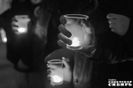 Зажженные свечи в Нарымском сквере стали символичными «маячками» для ребят, которых ищут в настоящее время. Фото: Андрей Заржецкий