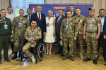 Фото на память: участники регионального парламентского проекта «В одной команде со СВОими» вместе с губернатором Андреем Травниковым и председателем Законодательного собрания региона Андреем Шимкивом. Фото: пресс-служба Законодательного собрания Новосибирской области