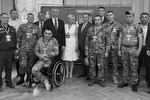 Фото на память: участники регионального парламентского проекта «В одной команде со СВОими» вместе с губернатором Андреем Травниковым и председателем Законодательного собрания региона Андреем Шимкивом. Фото: пресс-служба Законодательного собрания Новосибирской области