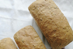 Инвалиды пытаются встроиться в рынок труда по-разному. Вкусный настоящий деревенский хлеб с полезными зернами печет дома бердчанка с инвалидностью. Выручает 100 рублей за булку, доход — за минусом затрат на сырье — мизерный. Но 60-летняя женщина и этому рада: 600 рублей к пенсии в 16 тысяч — существенная прибавка, ведь на поддерживающие препараты уходит около семи-восьми тысяч в месяц. Фото: Юлия Назаренко
