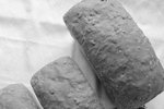 Инвалиды пытаются встроиться в рынок труда по-разному. Вкусный настоящий деревенский хлеб с полезными зернами печет дома бердчанка с инвалидностью. Выручает 100 рублей за булку, доход — за минусом затрат на сырье — мизерный. Но 60-летняя женщина и этому рада: 600 рублей к пенсии в 16 тысяч — существенная прибавка, ведь на поддерживающие препараты уходит около семи-восьми тысяч в месяц. Фото: Юлия Назаренко