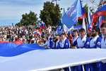 На Михайловской набережной под звуки гимна развернули огромное полотнище российского стяга. Фото предоставлено Центром патриотического воспитания