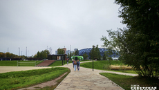 В начале рабочей недели в парке «Арена» было многолюдно. Новая станция позволила добраться сюда множеству семей с детьми на колясках, которые было легко спустить с платформы на просторном лифте.
Фото: Светлана Фролова