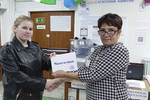 В помещениях для голосования работали почти 15 тысяч членов избирательных комиссий. На выборах всегда отдельное внимание — впервые голосующим избирателям, их даже символичными подарками наградили за сознательность и гражданскую активность, вручив Конституцию РФ, блокнот, набор наклеек с символикой России и Новосибирской области. Кстати, на выборах 2025-го 12–14 сентября были задействованы 36 членов молодежных комиссий, в том числе один человек в статусе заместителя председателя ТИК. Фото: Избирательная комиссия Новосибирской области