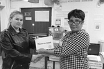 В помещениях для голосования работали почти 15 тысяч членов избирательных комиссий. На выборах всегда отдельное внимание — впервые голосующим избирателям, их даже символичными подарками наградили за сознательность и гражданскую активность, вручив Конституцию РФ, блокнот, набор наклеек с символикой России и Новосибирской области. Кстати, на выборах 2025-го 12–14 сентября были задействованы 36 членов молодежных комиссий, в том числе один человек в статусе заместителя председателя ТИК. Фото: Избирательная комиссия Новосибирской области