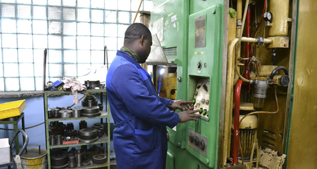 Лионеллю Дунгву Джуда 29 лет. Раньше он жил в Камеруне, в Россию приехал в 2023-м, принял гражданство. С фронта вернулся полгода назад, после ранения. Почти месяц осваивает профессию штамповщика. После обучения предстоит аттестация. Фото: пресс-служба министерства труда и социального развития Новосибирской области