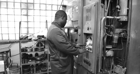 Лионеллю Дунгву Джуда 29 лет. Раньше он жил в Камеруне, в Россию приехал в 2023-м, принял гражданство. С фронта вернулся полгода назад, после ранения. Почти месяц осваивает профессию штамповщика. После обучения предстоит аттестация. Фото: пресс-служба министерства труда и социального развития Новосибирской области