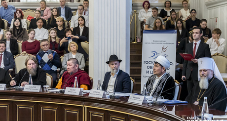 Люди разных национальностей и конфессий могут найти общий язык, если у них есть такое желание. И научить своих детей жить в мире и дружбе. Фото: Андрей Заржецкий