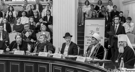 Люди разных национальностей и конфессий могут найти общий язык, если у них есть такое желание. И научить своих детей жить в мире и дружбе. Фото: Андрей Заржецкий