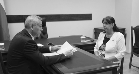 Представительница начальной школы поселка Чернаково рассказала Андрею Травникову, что школьное здание давно нуждается в ремонте. Фото предоставлено Ольгой Ефремовой