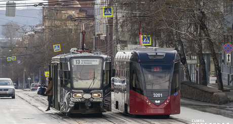 На 13-м трамвайном маршруте в Новосибирске эти вагоны, скорее всего, разъехались навсегда. Фото: Андрей Заржецкий