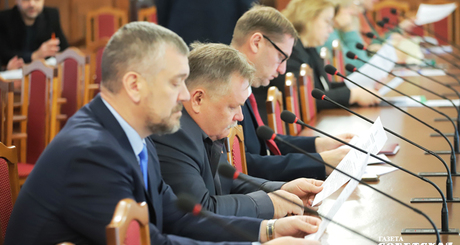 Принятие бюджета региона — дело непростое, особенно если приходится от чего-то отказываться. Но что-то урезать придется, ведь необходимо выдержать баланс между доходами и расходами. Фото: Андрей Заржецкий