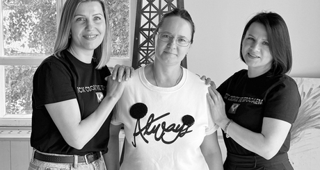 Активисты канала «НСК СВОИХ НЕ БРОСАЕМ» (слева-направо) Елена Берш, Ялина Косолапова и Анна Шахурина удостоены нагрудного знака «За содействие специальной военной операции». Он утвержден мэрией города Новосибирска. Фото: предоставлено Анной Шахуриной