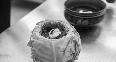 Сибирские ресторации готовы превзойти самих себя, чтобы удивить туристов: аутентичная кухня — одна из фишек меню. Шеф-повара часто обращаются к истокам: собрание блюд, «сочиненных» в деревнях Новосибири — кладовая вкусов и совершенно точно укладывается в модный тренд на здоровую и полезную еду. Фото: архив ИД «Советская Сибирь»