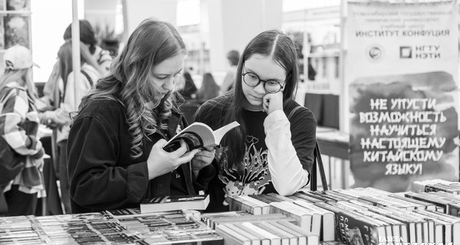 В этот уикенд в ГПНТБ можно будет не только познакомиться с последними книжными новинками, но и встретиться с известными литераторами, посетить мастер-классы, поучиться каллиграфии. Фото: архив ИД «Советская Сибирь»