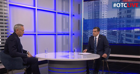 Глава региона Андрей Травников отвечал на вопросы жителей Новосибирской области почти полтора часа. Уже во время эфира было принято управленческое решение: регион финансово поможет мэрии Новосибирска восстановить подсветку пилонов Бугринского моста. Посмотреть прямую линию в записи можно на сайте телекомпании, а также на ее страничках в социальных сетях. Фото: страница телекомпании «ОТС» в социальной сети «ВКонтакте»