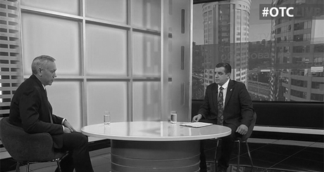 Глава региона Андрей Травников отвечал на вопросы жителей Новосибирской области почти полтора часа. Уже во время эфира было принято управленческое решение: регион финансово поможет мэрии Новосибирска восстановить подсветку пилонов Бугринского моста. Посмотреть прямую линию в записи можно на сайте телекомпании, а также на ее страничках в социальных сетях. Фото: страница телекомпании «ОТС» в социальной сети «ВКонтакте»