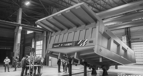 Двухъярусный автовоз на восемь машин, полностью отечественный кузов для карьерного самосвала грузоподъемностью 120 тонн и модернизированный боевой робот «КилоВольт» — это проекты, реализованные на базе новосибирского авторемонтного завода, которые поддерживают курс на развитие высокотехнологичного импортонезависимого производства. Фото: Андрей Заржецкий