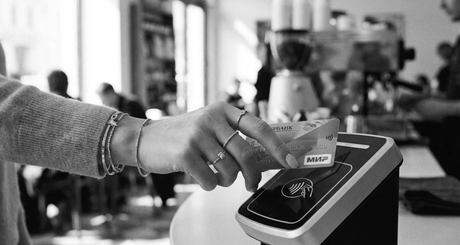 При помощи «Карты жителя Новосибирской области», привязанной к банковской карте платежной системы «Мир», можно, например, получить кешбэк в размере от семи до 15 процентов в некоторых ресторанах, с перечнем которых можно ознакомиться на сайте проекта. Кстати, данную «фотографию» создал искусственный интеллект. Мы решили продемонстрировать современные возможности нейросети, а вы, уважаемые читатели, должны понять, что далеко не любая картинка, которую вам показывают, отражает действительность. Конечно, «Советская Сибирь» предлагает подобное творчество ИИ в исключительных случаях, и даже здесь можно было запросто сделать реальное фото в любом кафе, магазине или трамвае — скорее всего, вы видите подобную операцию каждый день. Но мы обязательно указываем авторство иллюстративного материала: корреспондента или нейросети. Когда вы не находите такой подписи к фото, скорее всего, оно не имеет отношения к реальным событиям. Изображение сгенерировано нейросетью Gemini-3-pro-image-preview (nano-banana-pro)