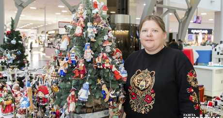 Над украшением лесной красавицы в Музее авиации и космонавтики имени Ю.В. Кондратюка работали сразу несколько мастеров-ремесленников. Среди игрушек на елке есть и работы Алёны Седымовой — космонавты, ракеты, спутники. Фото: Андрей Заржецкий