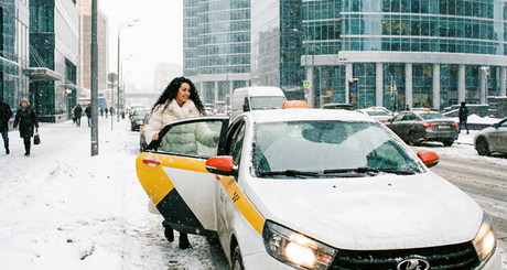 С 2026 года в такси должны будут работать преимущественно российские автомобили. Изображение сгенерировано нейросетью gemini-3-pro-2k (nano-banana-pro)