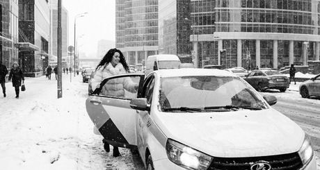 С 2026 года в такси должны будут работать преимущественно российские автомобили. Изображение сгенерировано нейросетью gemini-3-pro-2k (nano-banana-pro)