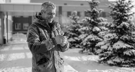 Реабилитационный сертификат для участников СВО, разработанный по инициативе губернатора Андрея Травникова, в минувшем году стал полностью электронным — получить его можно при помощи сервиса «Карта жителя Новосибирской области». Изображение сгенерировано nano-banana-pro