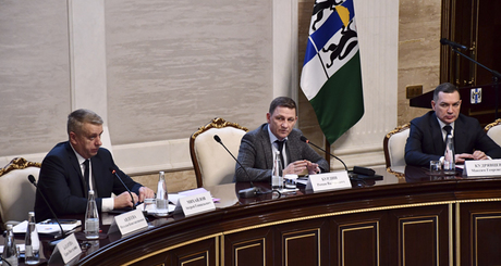 Роман Бурдин (в центре) отметил, что министерство региональной политики совместно с Общественной палатой Новосибирской области готово оказывать всестороннюю методическую и программную поддержку в развитии форм участия населения в осуществлении местного самоуправления. Фото: пресс-служба правительства Новосибирской области